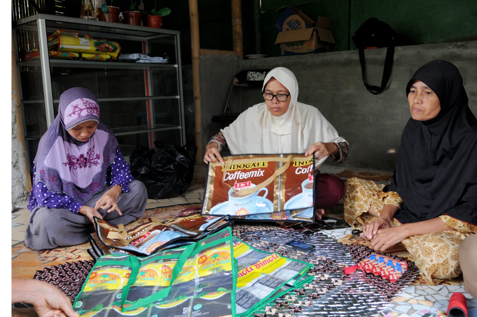 Kegiatan di Rumah Daur Ulang Sampah (1)