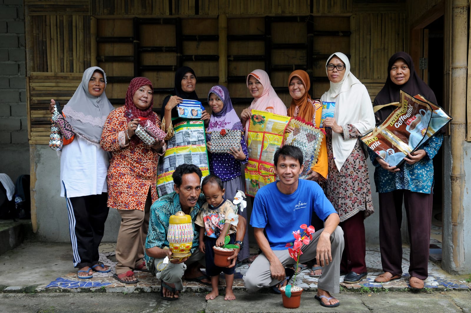 Kegiatan di Rumah Daur Ulang Sampah (2)